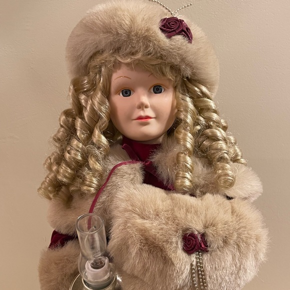 Beautiful moving Victorian doll - Picture 2 of 7